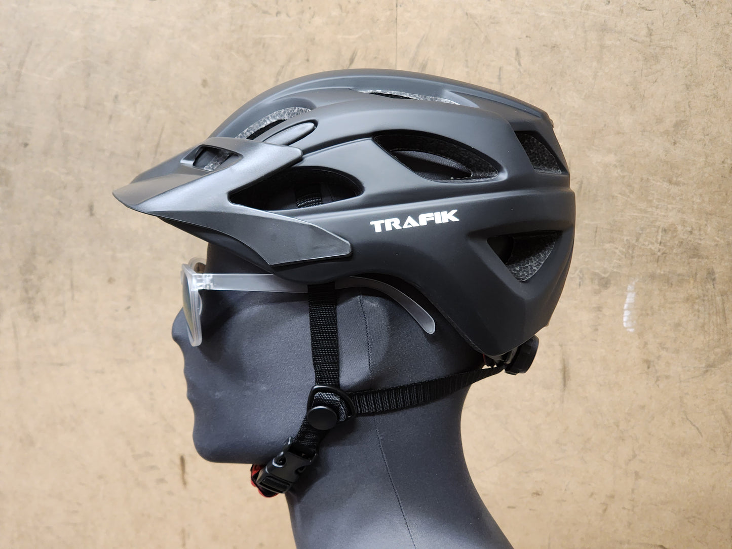 Babac Trafik 2.0 recreational and commuter helmet in medium size, featuring a sleek design for safe cycling.