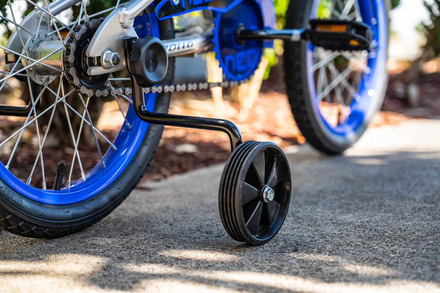 Neo+ 16" in blue with training wheels