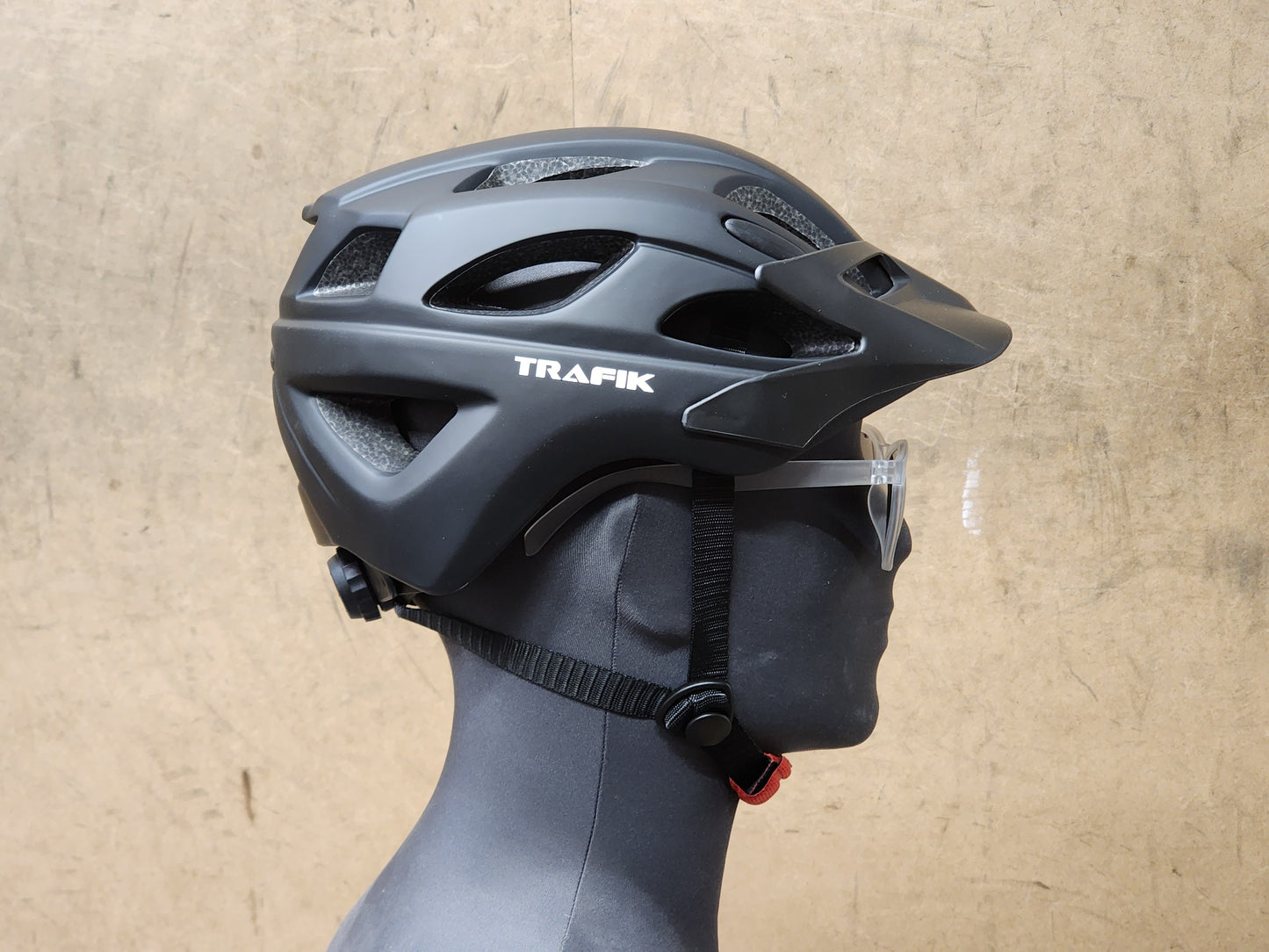 Babac Trafik 2.0 recreational and commuter helmet in medium size, featuring a sleek design for safe cycling.