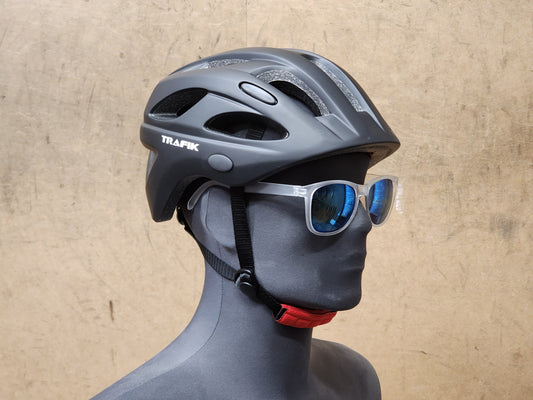 Babac Trafik 2.0 recreational and commuter helmet in medium size, featuring a sleek design and adjustable straps.