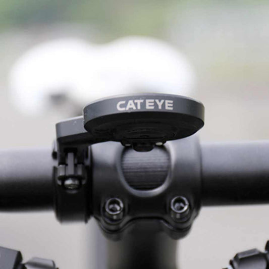 CatEye Quick computer GPS cycling device with black display, no heart rate or cadence tracking, designed for bike navigation and speed tracking.