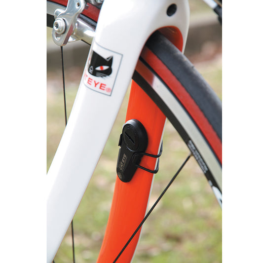 CatEye Strada Slim computer mounted on a road bike, black cycling sensor with sleek, compact design for accurate speed and distance tracking.