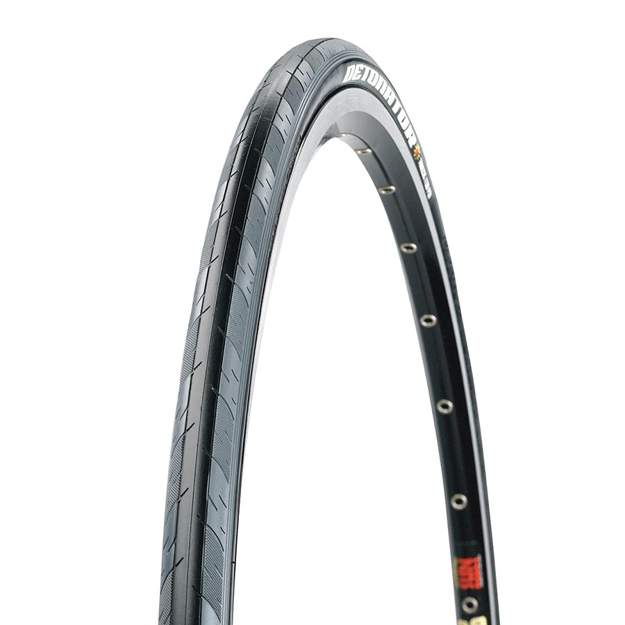 Maxxis Detonator hybrid tire, 20 x 1.50 wire clincher, black rubber with 60 TPI tread for bike riding.