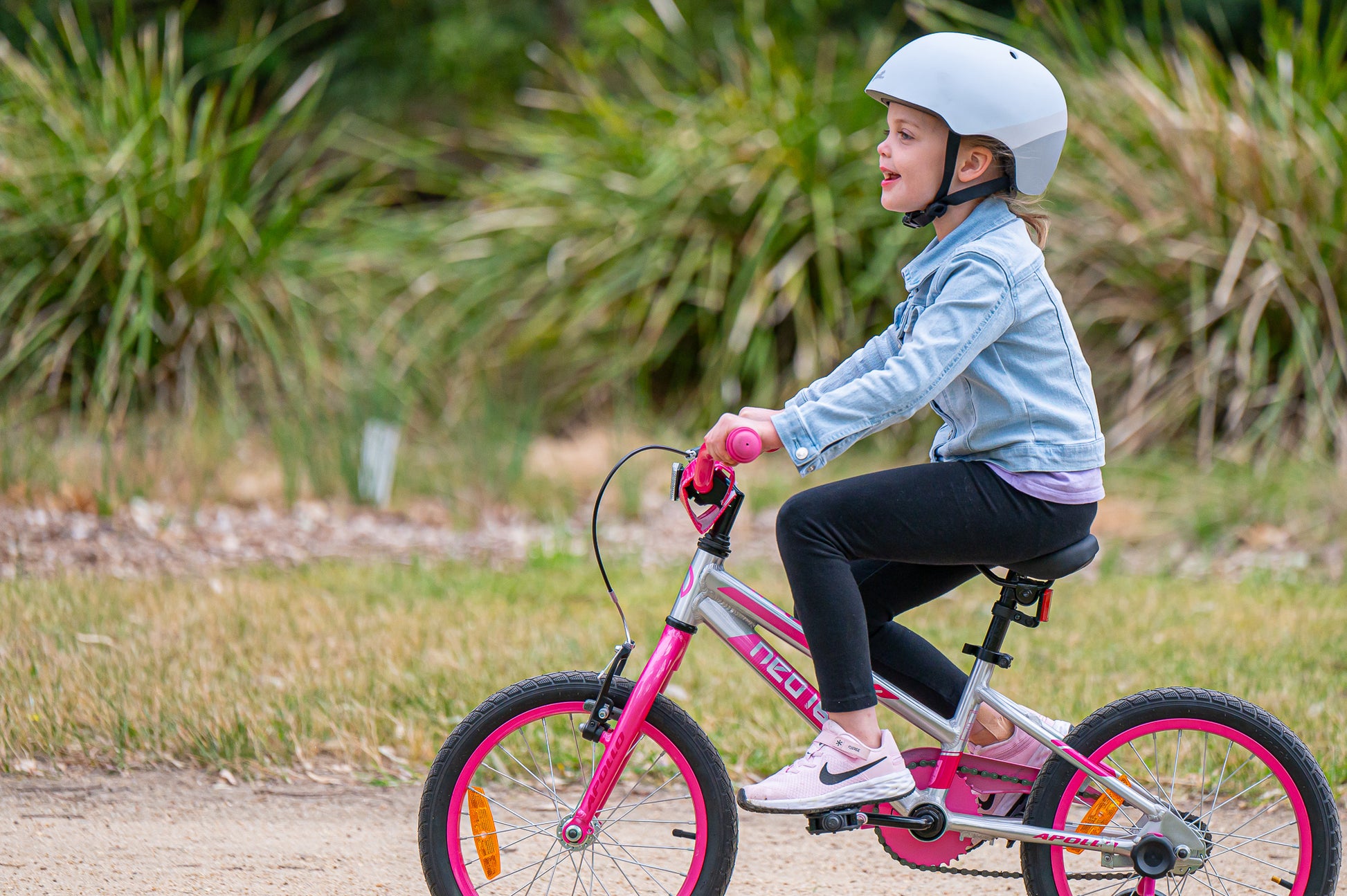 Neo+ 16-inch girls' youth bicycle with a sturdy frame and colorful design, ideal for young riders learning to bike.
