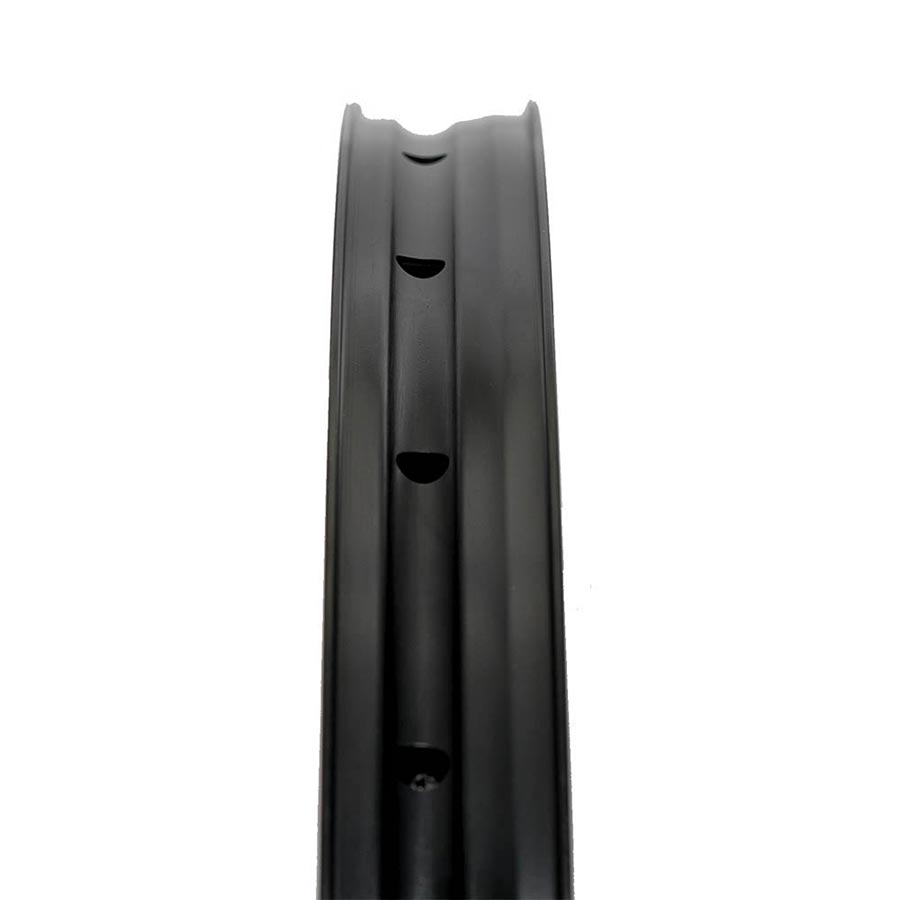 Black Stans No Tubes Flow MK4 26-hole mountain bike rims, lightweight and durable for off-road cycling.